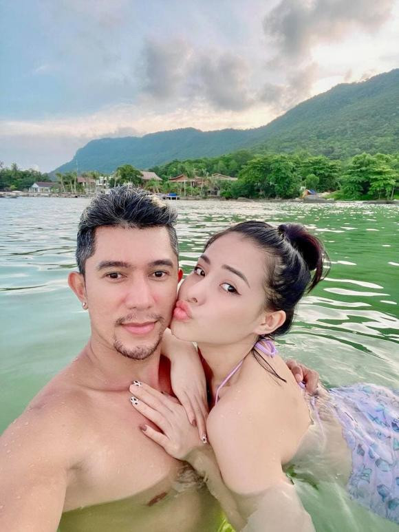 Từ những màn khoe thân quá đà, cho đến thể hiện tinh cảm quá trớn nơi công cộng,... cặp đôi này luôn bị chỉ trích không thiếu cái nào.