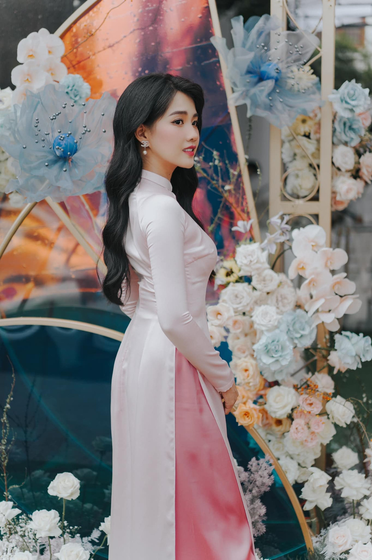 Mới đây trên trang cá nhân của mình, " hot girl Reuters" Nguyễn Hoàng Kiều Trinh chia sẻ loạt hình ảnh làm phù dâu trong ngày ăn hỏi của bạn thân gây chú ý.