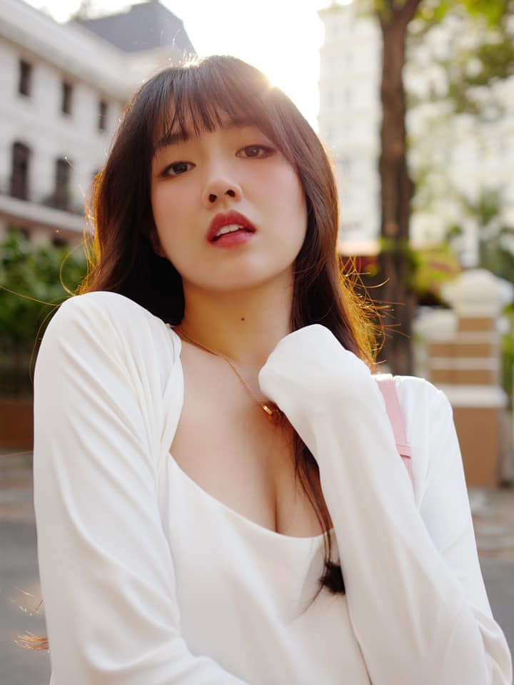 Sở thích của cô gái từng được mệnh danh "hot girl trà sữa" là diễn xuất, làm MC, đi du lịch, chơi piano... Ảnh: FBNV