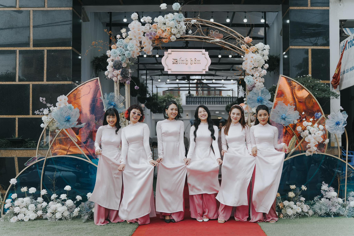 Vẻ dễ thương kẹo ngọt của Kiều Trinh khiến cô nàng thu hút người đối diện ngay lần đầu gặp mặt.