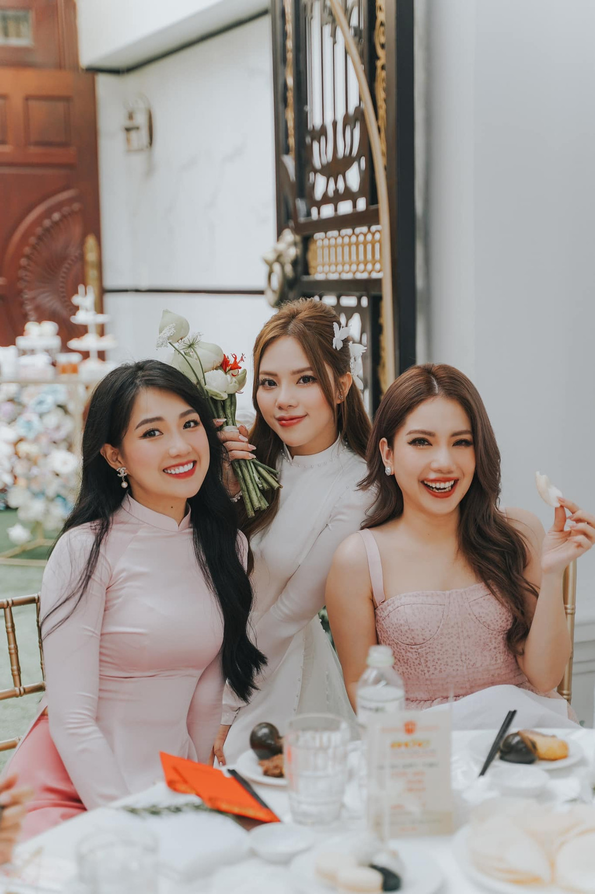 Nữ diễn viên 9x diện tà áo dài hồng ngọt ngào, khoe sắc cùng dàn phù dâu xinh đẹp trong đám hỏi của bạn thân.