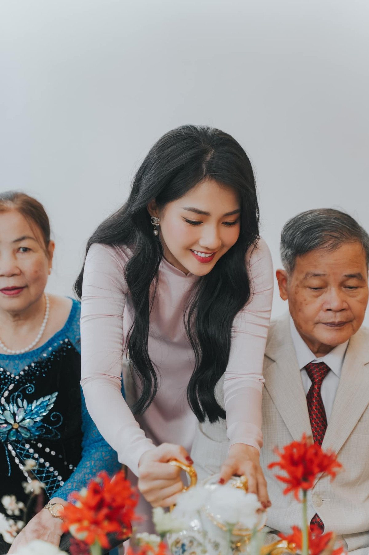 Trinh "xíu" nổi bật không kém nhân vật chính trong ngày trọng đại nhờ sắc vóc đẹp miễn chê, mái tóc đen buông xõa dịu dàng.