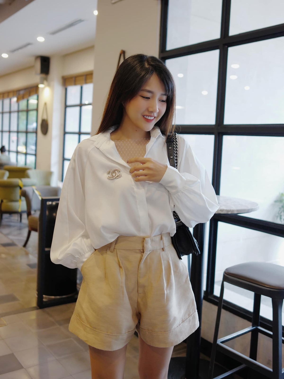 Cô nàng từng được biết đến với tên gọi "hot girl vườn đào" sau khi bức ảnh chụp cô diện áo dài truyền thống tại vườn đào được hãng thông tấn Reuters bình chọn là một trong 155 bức ảnh ấn tượng nhất năm 2016.