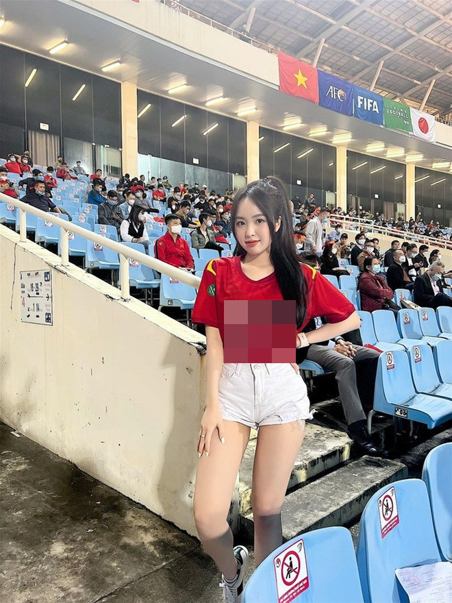 Trên story của Phương Anh, cô nàng này biện minh rằng: "Lần đầu ra sân ăn chiếc ảnh rồi lại khẩu trang ngoan ngoãn".