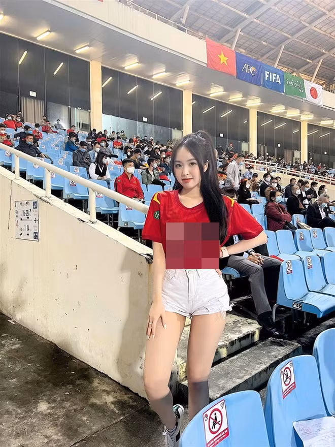 Trên story của Phương Anh, cô nàng này biện minh rằng: "Lần đầu ra sân ăn chiếc ảnh rồi lại khẩu trang ngoan ngoãn".