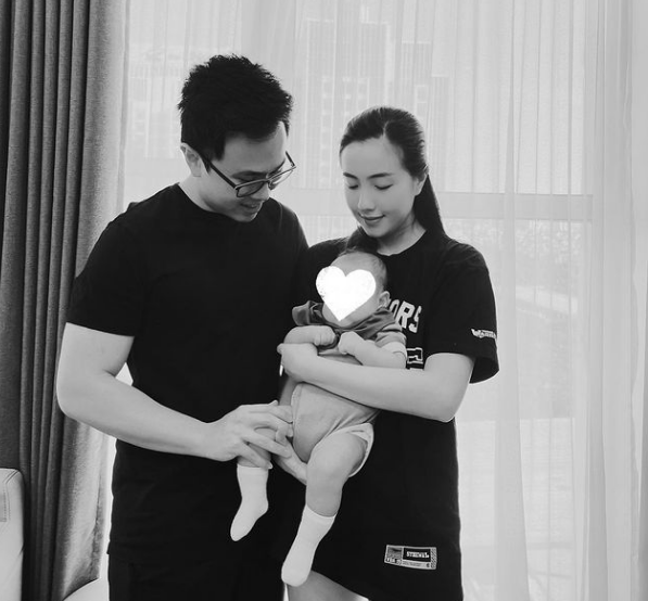 Hạnh phúc nhân đôi khi vào tháng 4/2021, Mie Nguyễn công khai sinh con đầu lòng. Thông tin này thời điểm đó khiến ai cũng bất ngờ.