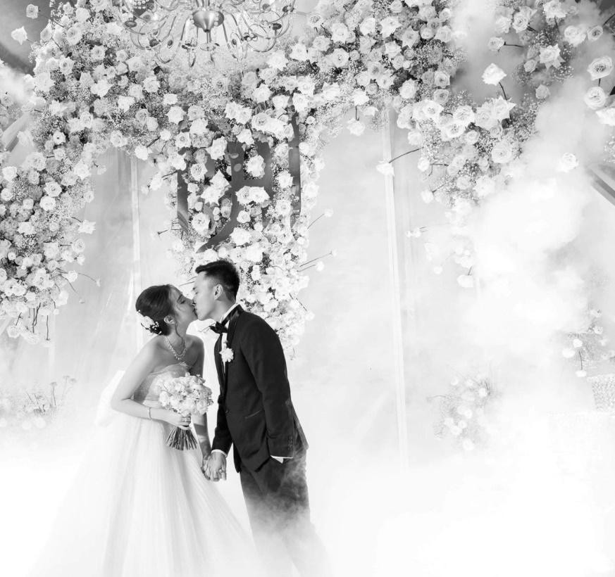 Tháng 11/2019, cựu hot girl Mie Nguyễn tổ chức đám cưới với bạn trai yêu 3 năm. Mie Nguyễn quen bạn đời Dũng Anh khi cô du học tại Boston, Mỹ.