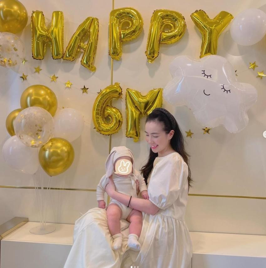 Trong khoảnh khắc mặc váy hồng và ôm hôn con, Mie Nguyễn đã không giấu giếm mà thẳng thắn cho biết bụng mình hiện tại vẫn như bầu 4 tháng. Đây cũng chính là lý do tại sao Mie Nguyễn vẫn thường xuyên mặc váy rộng mỗi khi ra ngoài hay chụp hình đăng mạng xã hội.