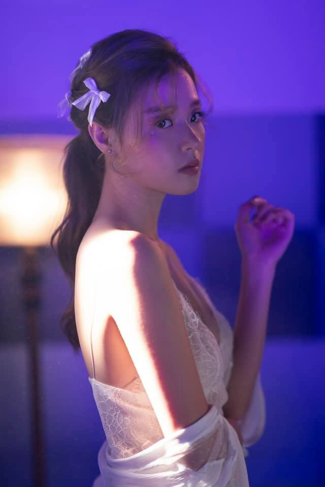 Thời gian gần đây khi chuyển sang phong cách gợi cảm, Midu không ngần ngại diện trang phục khoét cổ sâu, vô tình để lộ vòng 1 có chút nảy nở hơn trước.