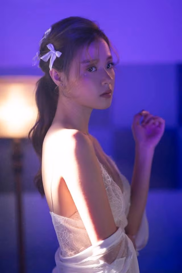 Thời gian gần đây khi chuyển sang phong cách gợi cảm, Midu không ngần ngại diện trang phục khoét cổ sâu, vô tình để lộ vòng 1 có chút nảy nở hơn trước.