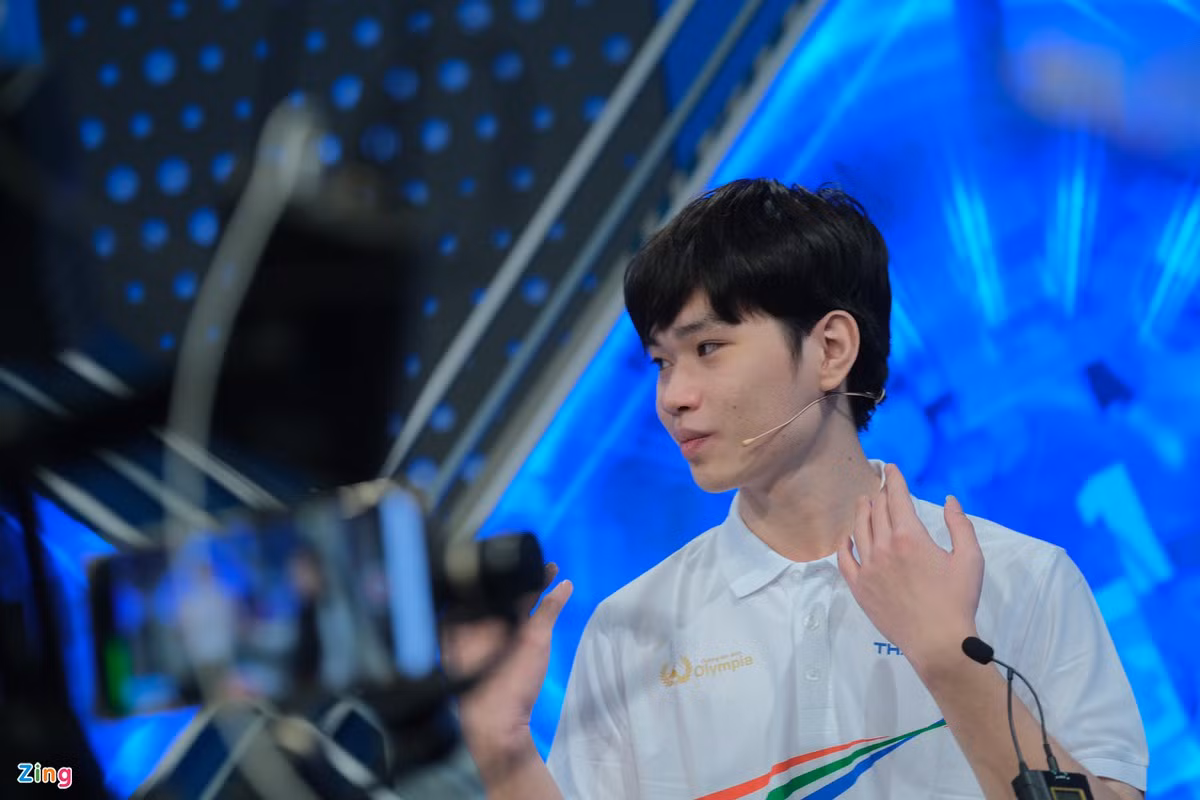 Hoàng Khánh là người thi đấu đầu tiên, cậu chọn gói ba câu hỏi 10 điểm. Ở câu hỏi cuối cùng, thí sinh Quảng Ninh chọn sử dụng Ngôi sao hy vọng. Ảnh: Zing