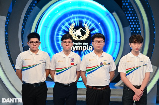 Chung kết Olympia 2021 là màn so tài của 4 chàng trai: Nguyễn Việt Thái (THPT chuyên Ngoại ngữ - ĐH Ngoại ngữ - Đại học Quốc gia Hà Nội), Nguyễn Thiện Hải An (THPT chuyên Khoa học tự nhiên - Đại học Quốc gia Hà Nội) và Nguyễn Đình Duy Anh (THPT chuyên Phan Bội Châu, Nghệ An) và Nguyễn Hoàng Khánh (THPT Bạch Đằng, Quảng Ninh). Ảnh: Zing