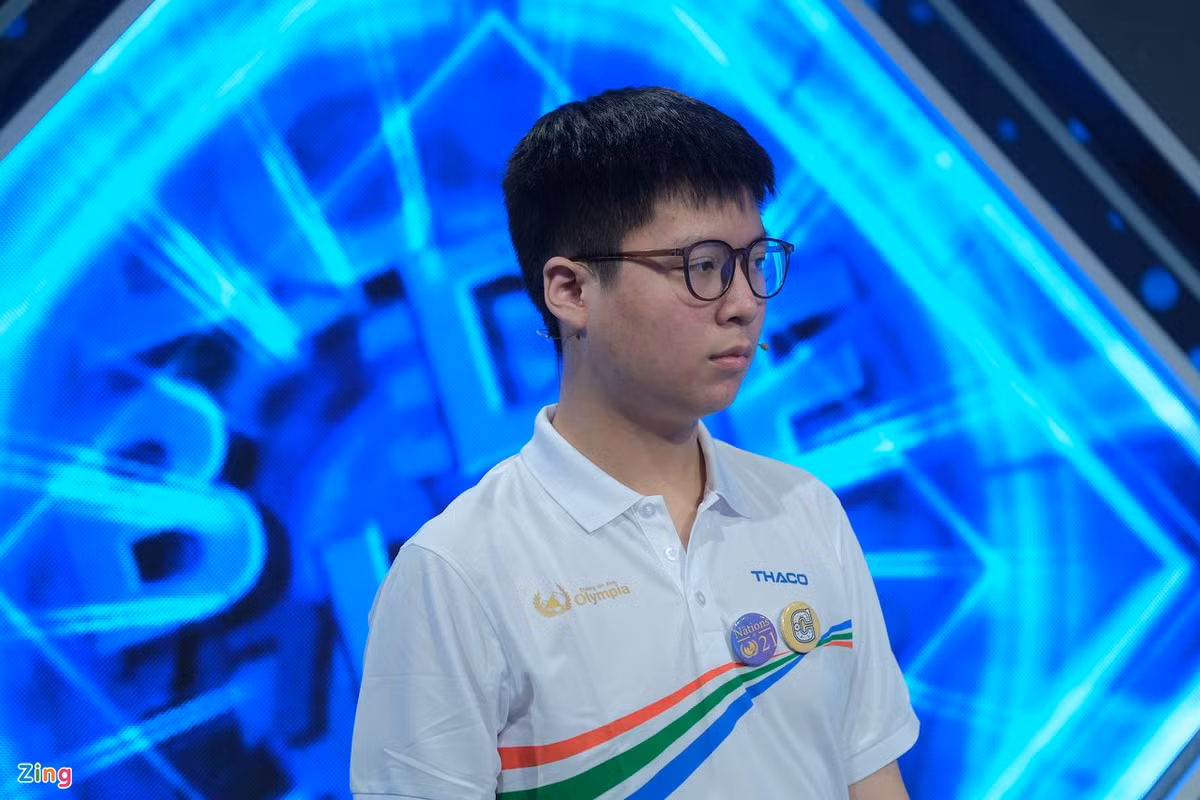 Giải thưởng của chung kết lần này vẫn giống mọi năm, với giải nhất là 40.000 USD, giải nhì 100 triệu đồng, giải ba 50 triệu đồng. Lần đầu tiên trận đấu quan trọng nhất buộc phải dời lại đến gần 2 tháng vì dịch COVID-19, còn các "nhà leo núi" phải ôn tập online. Ảnh: Zing