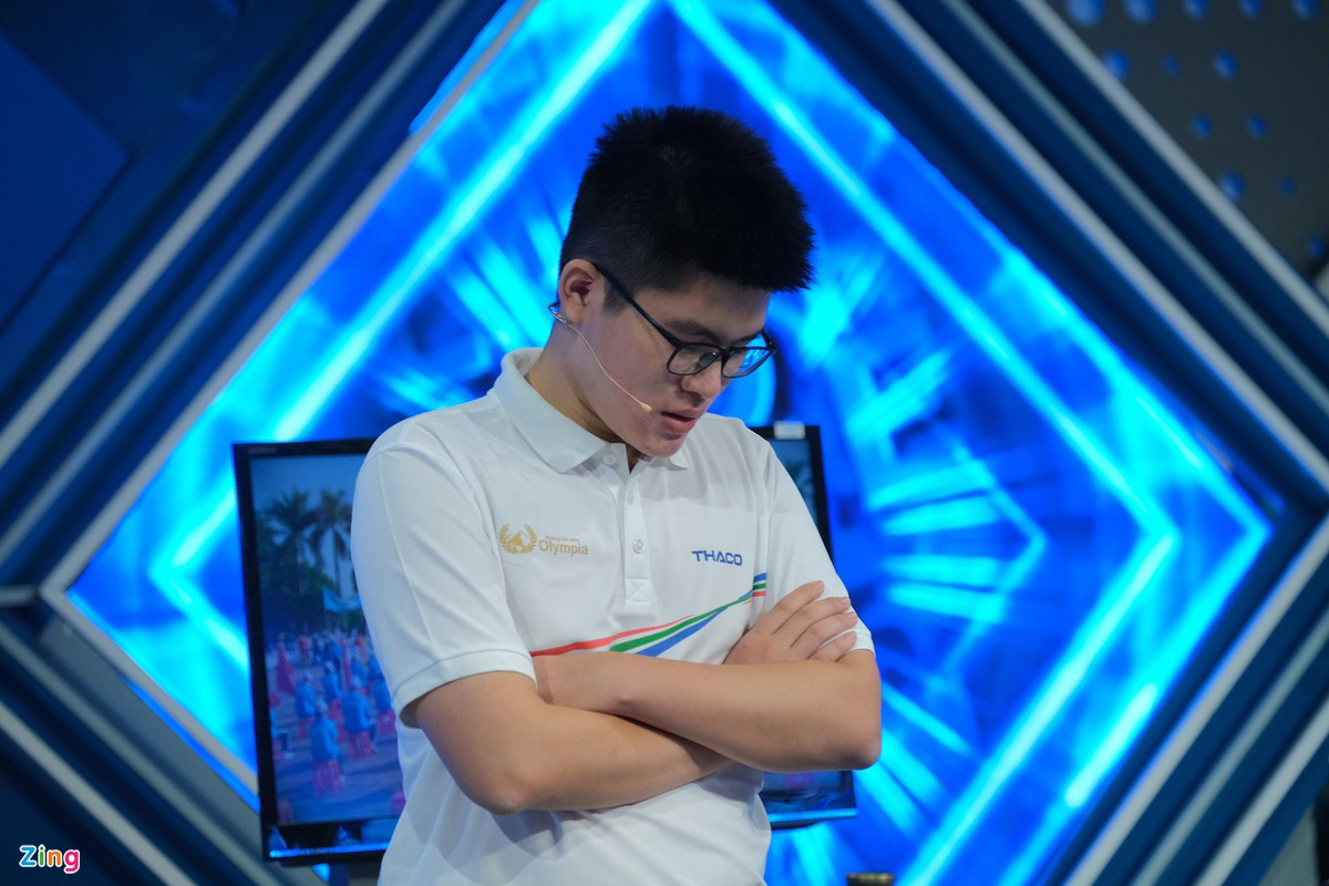 Tuy nhiên, kết thúc phần thi của mình, Hoàng Khánh bị tụt điểm số, còn 240 điểm (bị giành mất 10 điểm về tay Duy Anh và mất 10 điểm khi sử dụng Ngôi sao hy vọng). Ảnh: Zing