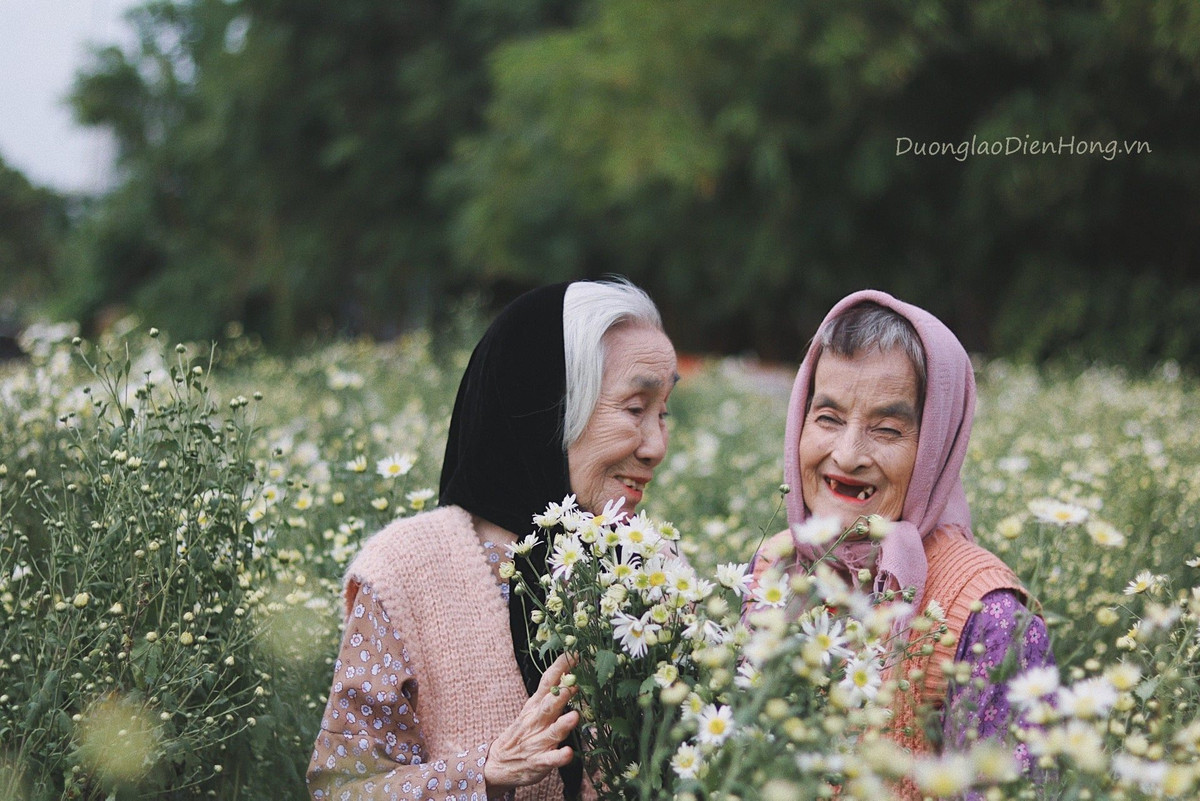 "Đúng “đỉnh của chóp” ạ, hai cụ xịn sò hơn cả các cháu luôn ấy", "Ôi siêu đáng yêu, chúc các cụ thật nhiều sức khỏe",...là những bình luận của cư dân mạng.