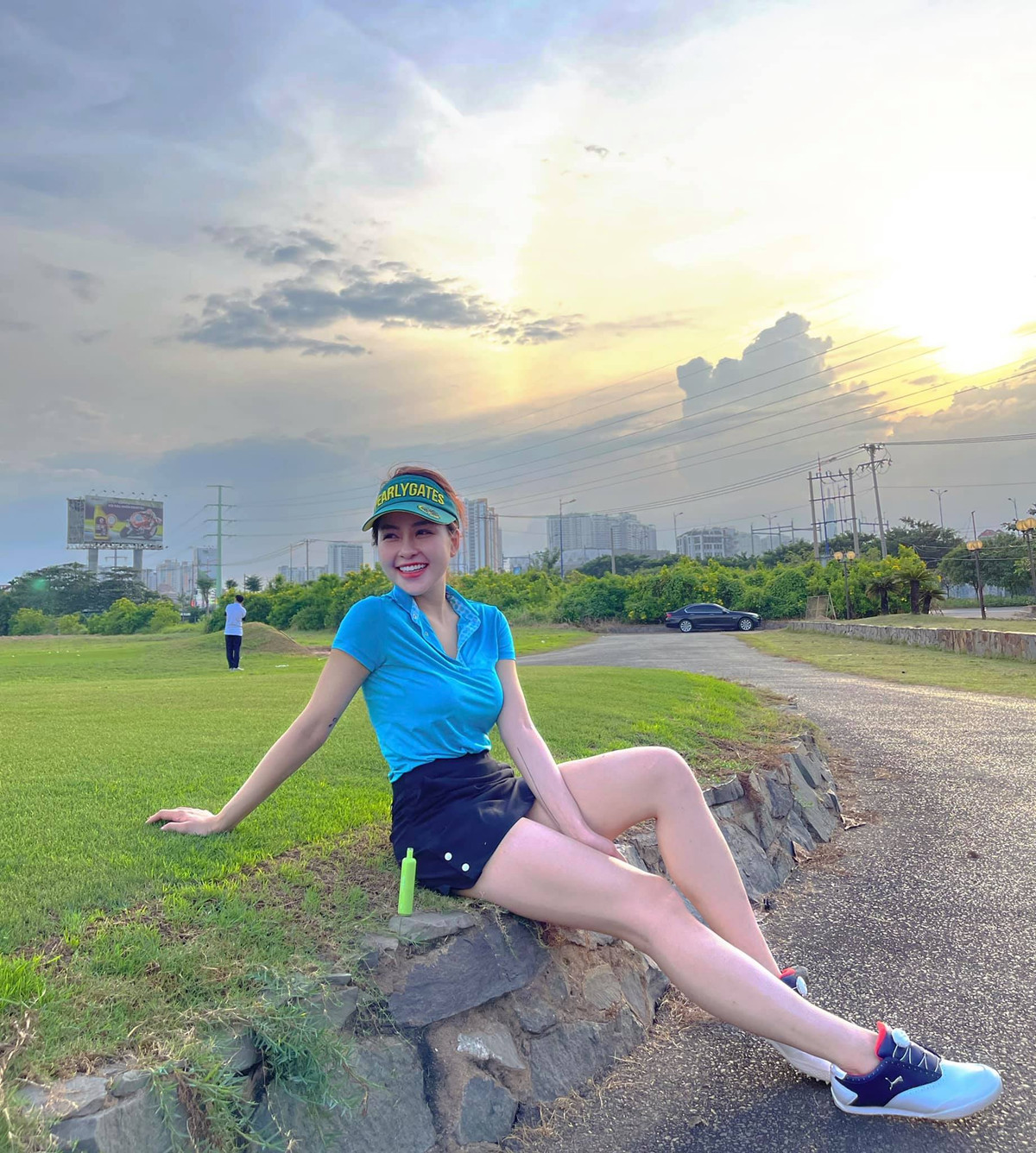 Vừa qua, Trâm Anh khiến netizen khá bức xúc khi cầm nhiều tấm biển quảng cáo, trong đó có cả quảng cáo cá độ khi đi cổ vũ bóng đá.