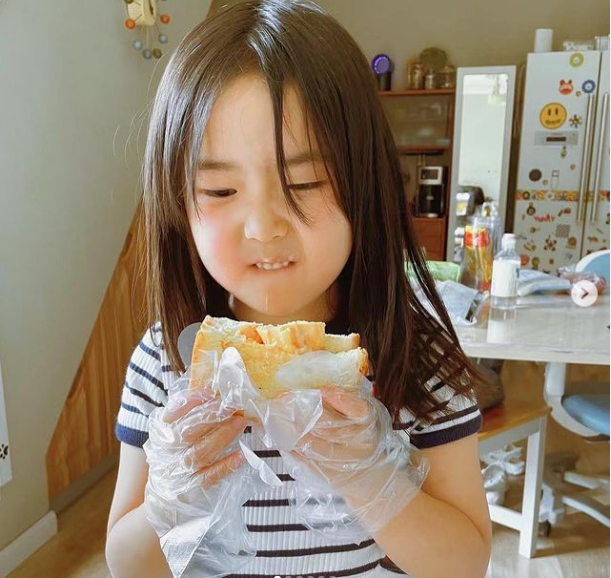 Mẹ Tiểu Man không còn chia sẻ nhiều clip ăn uống của con gái, thay vào đó là những hình ảnh ghi lại hoạt động thường ngày của em bên gia đình.