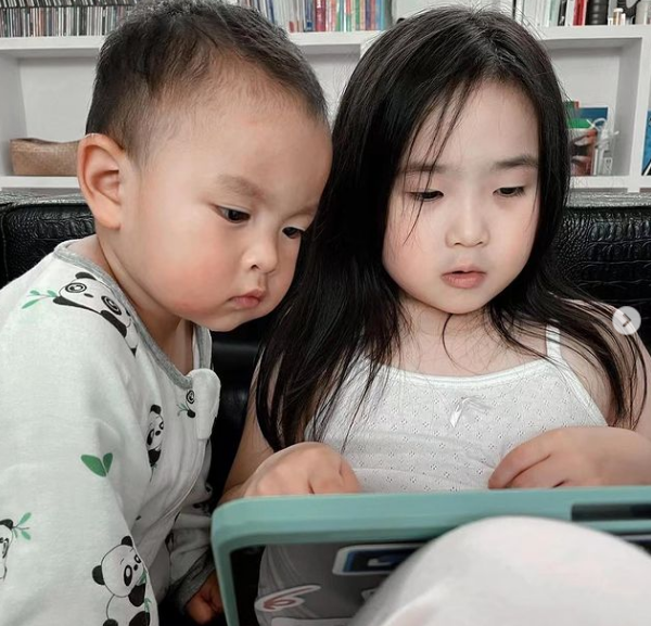 Bên cạnh đó, cô bé 7 tuổi nay đã trở thành chị cả trong nhà vì mẹ sinh thêm em. Trong nhiều bức ảnh, Tiểu Man ra dáng chị gái khi cùng em chơi đùa, trông chừng em giúp mẹ.