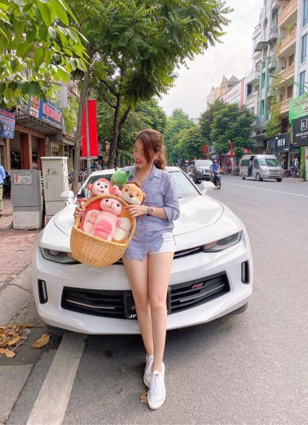 Danh sách xế hộp của Hằng Túi trước đó phải kể đến Ford Explorer, Chevrolet Camaro, Range Rover Evoque,...