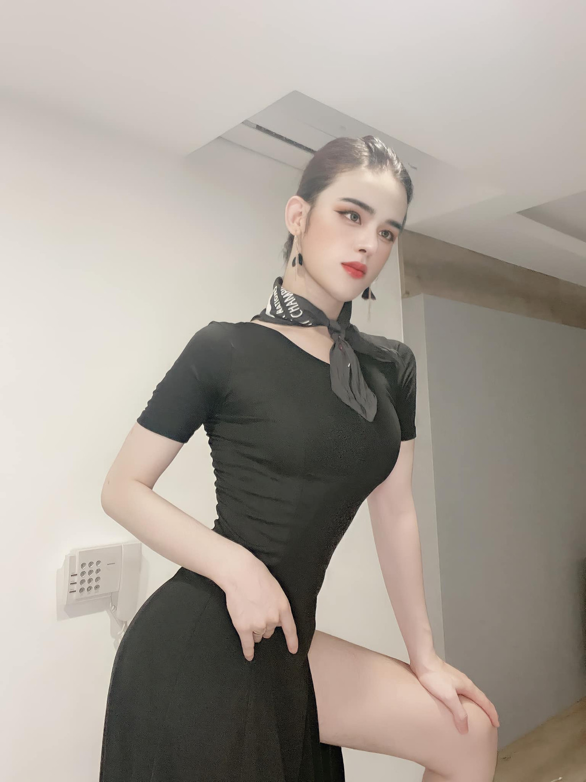 Đặc biệt, Trần Đức Bo còn có biệt tài giả gái, lên đồ, make up, tóc tai "chuẩn girl".