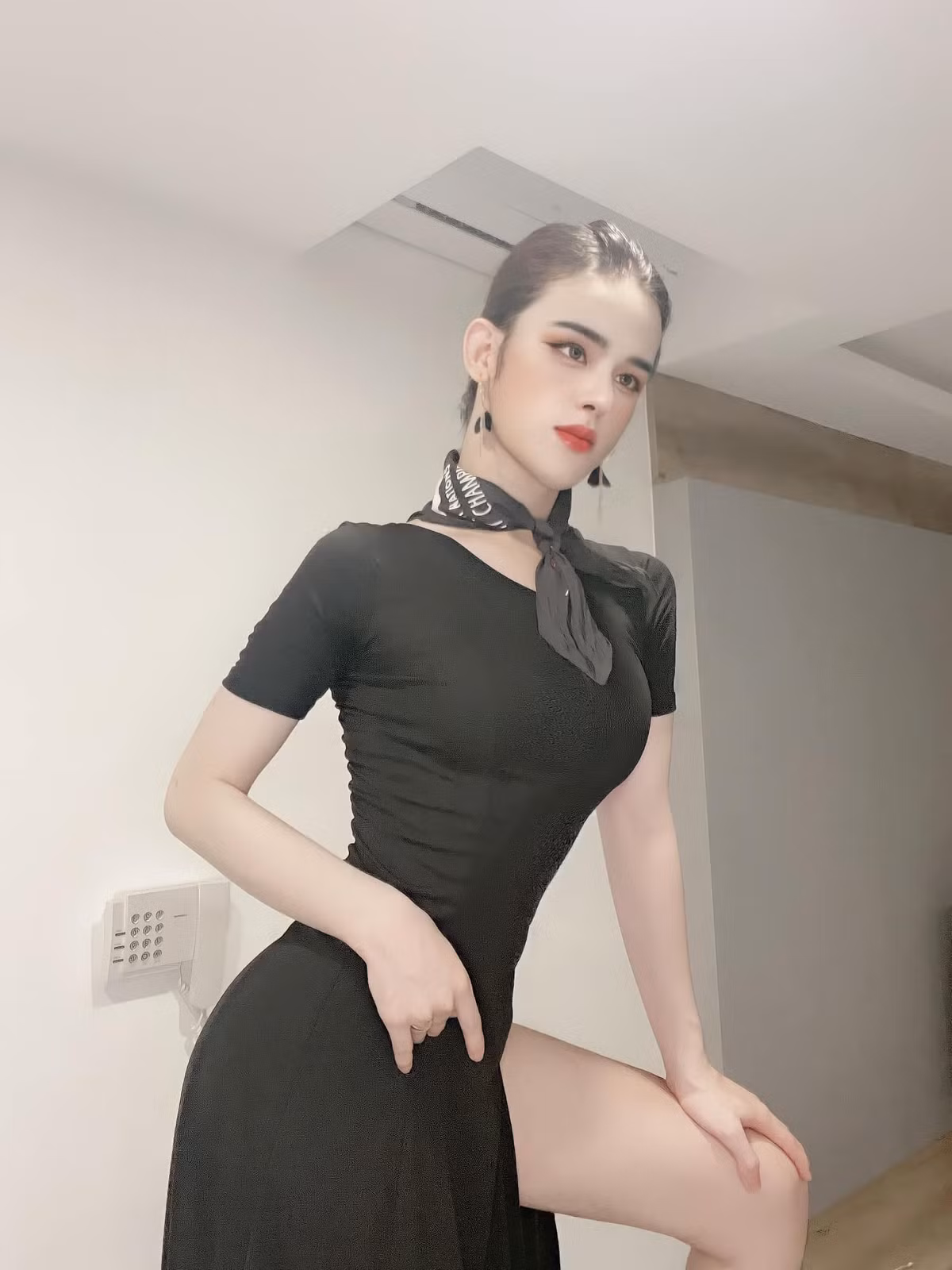 Đặc biệt, Trần Đức Bo còn có biệt tài giả gái, lên đồ, make up, tóc tai "chuẩn girl".