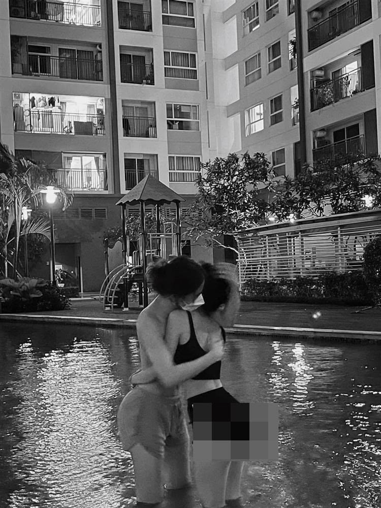 Lần lên sóng này, Trần Đức Bo cởi trần còn cô gái mặc một bộ đồ ngắn cũn cỡn chụp trong hồ bơi.