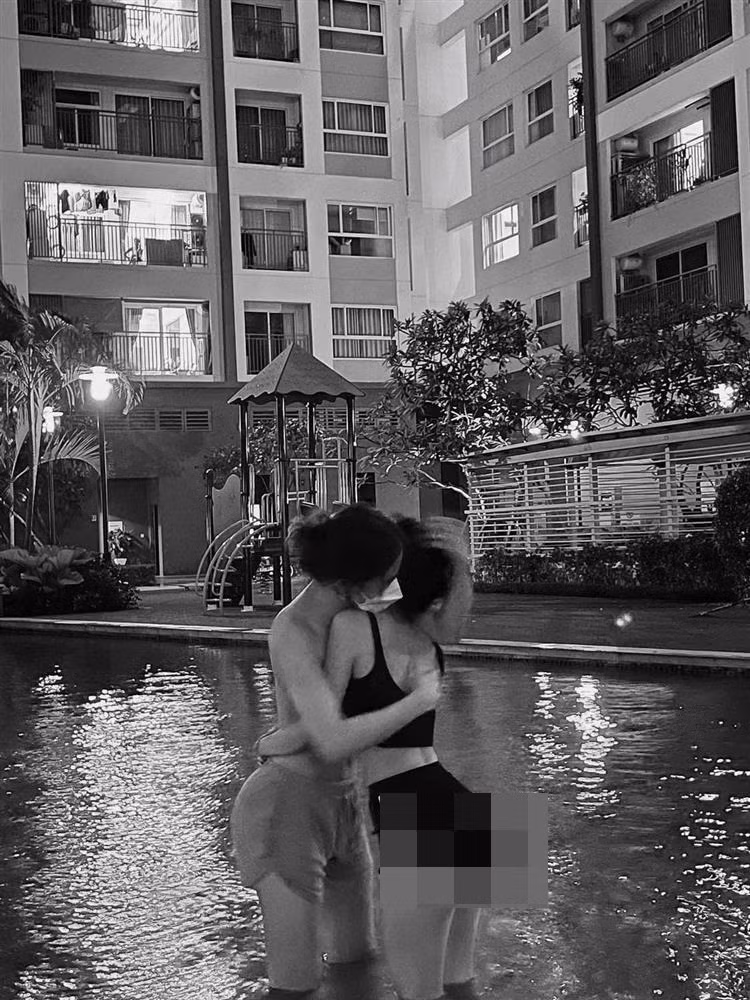 Lần lên sóng này, Trần Đức Bo cởi trần còn cô gái mặc một bộ đồ ngắn cũn cỡn chụp trong hồ bơi.