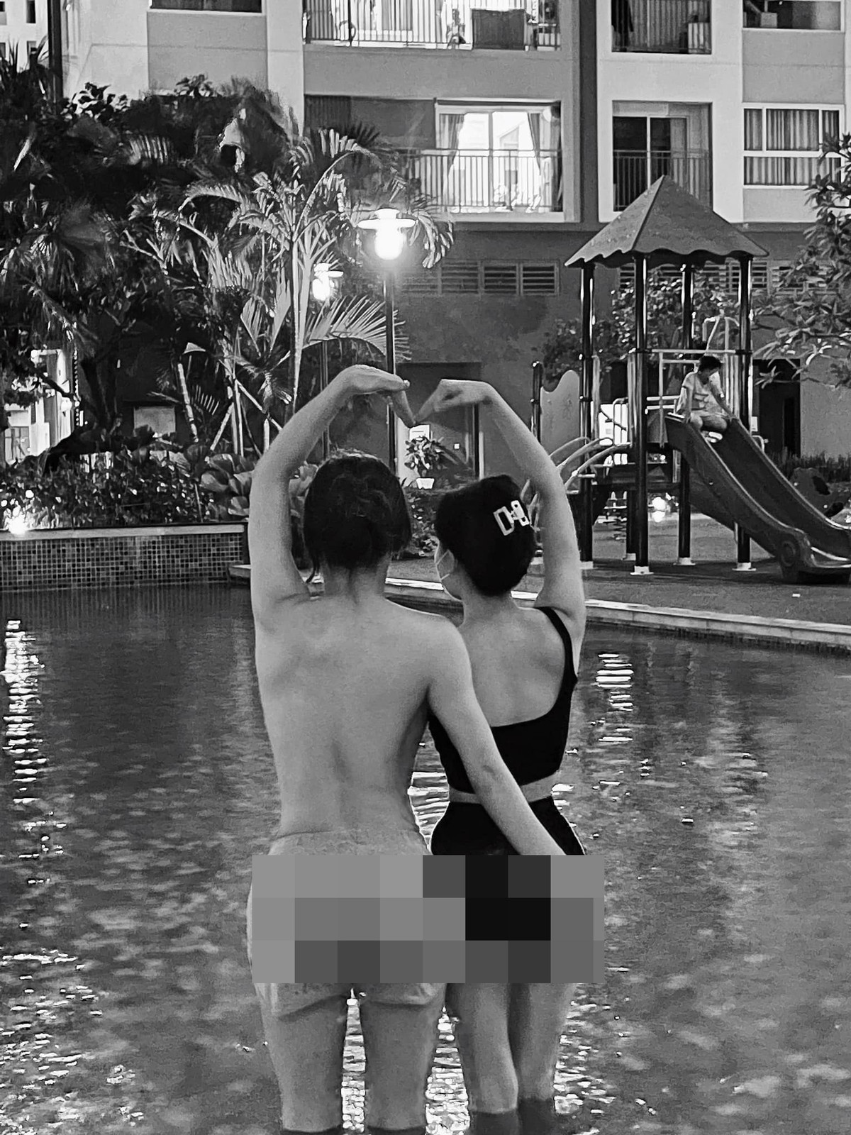 Trái ngược với những hình ảnh tạo dáng có phần đáng yêu lần trước, trong loạt ảnh mới nhất, cư dân mạng không khỏi hoang mang lẫn đỏ mặt với khoảnh khắc này.