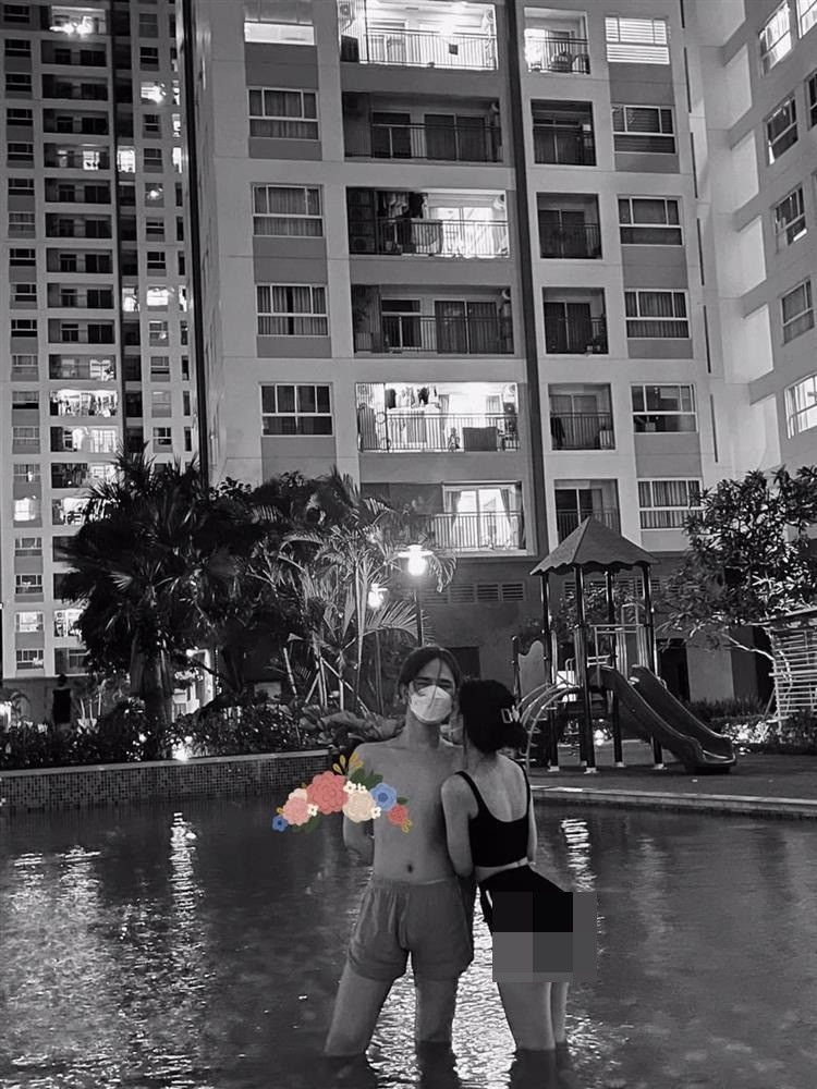 Trong bài đăng mới nhất, hiện tượng mạng này lại tiếp tục gây choáng khi chia sẻ loạt hình ảnh táo bạo, có phần phản cảm hơn cùng "bạn gái tin đông" giấu mặt.