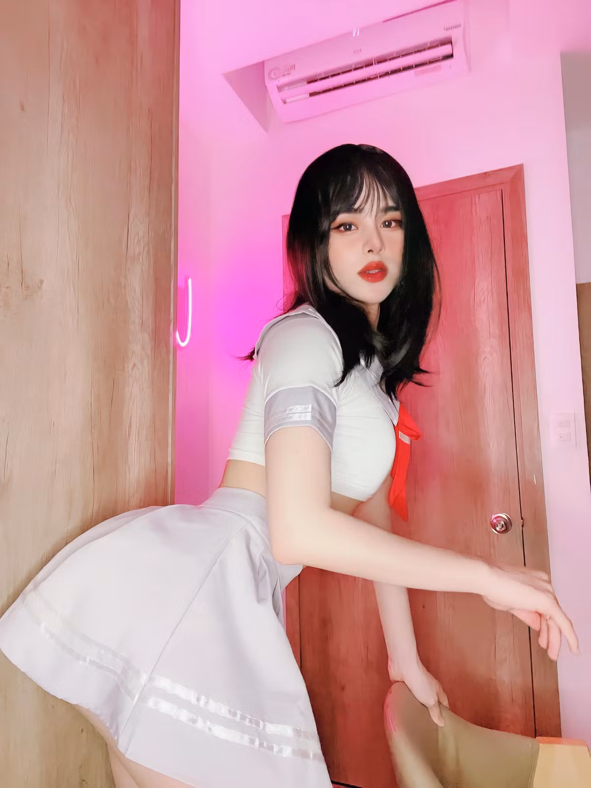 Loạt động thái gần đây của Trần Đức Bo càng khiến cư dân mạng thêm hoang mang và tò mò hơn về danh tính nữ chính. Ảnh: FBNV