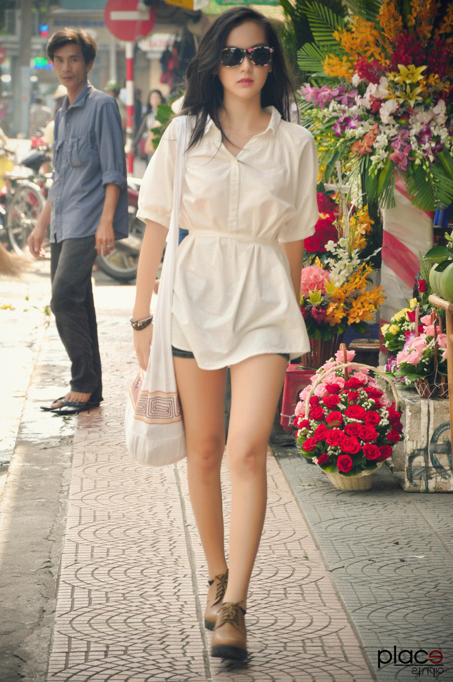 Được biết những hình ảnh này được chụp khi Hải Tú tình cờ trở thành mẫu ảnh của một ekip. Ở thời điểm này, cô vẫn còn để tóc dài thướt tha, gu ăn mặc cũng khác xa với hiện tại.