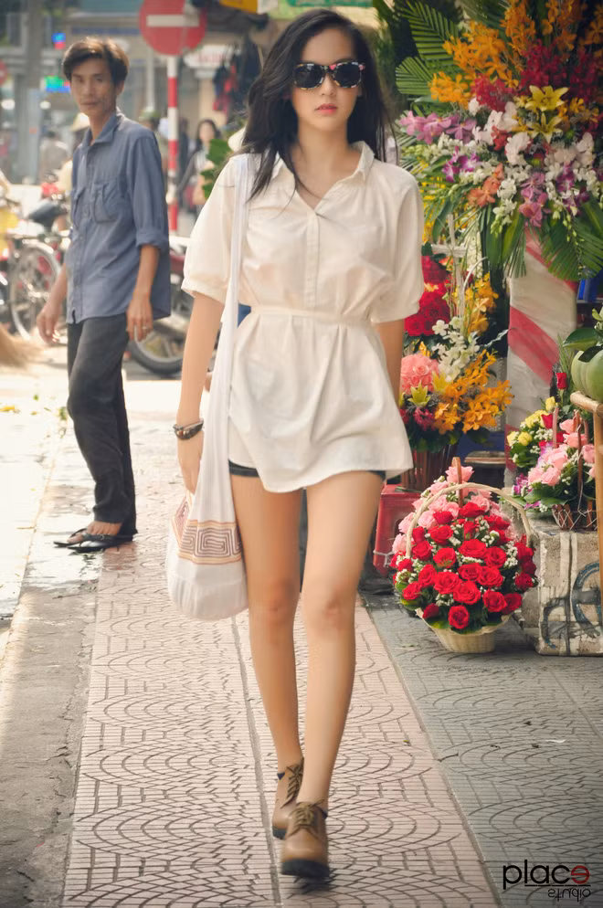 Được biết những hình ảnh này được chụp khi Hải Tú tình cờ trở thành mẫu ảnh của một ekip. Ở thời điểm này, cô vẫn còn để tóc dài thướt tha, gu ăn mặc cũng khác xa với hiện tại.