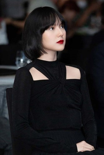 Sau hơn 9 tháng 10 ngày ở ẩn vì bị réo tên trong drama "trà xanh", hot girl Hải Tú đã có màn comeback ngoạn mục.