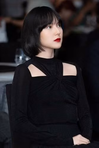 Sau hơn 9 tháng 10 ngày ở ẩn vì bị réo tên trong drama "trà xanh", hot girl Hải Tú đã có màn comeback ngoạn mục.