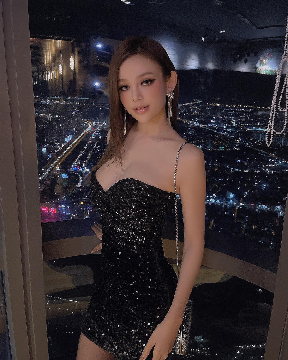 Cựu hot girl thường xuyên chia sẻ những món quà "khủng" của chồng tặng. Ngoài ra, cô đang tập trung vào hoạt động kinh doanh.