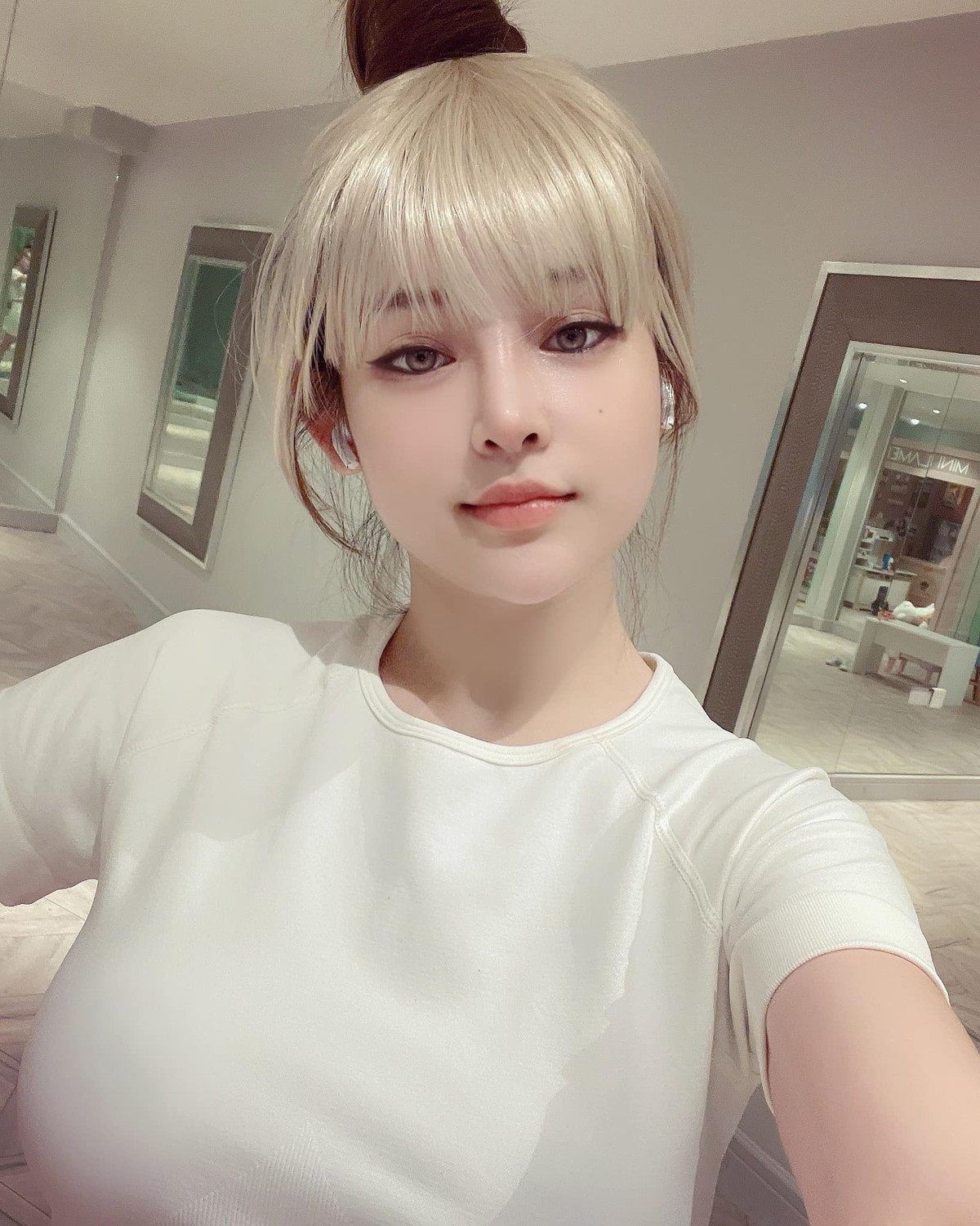 Nếu ngày xưa Huyền Baby có gương mặt tròn dễ thương thì vài năm trở lại đây, hot mom lại khiến hội chị em xuýt xoa với chiếc cằm ngày càng thon gọn, sống mũi cao nhìn rất Tây.