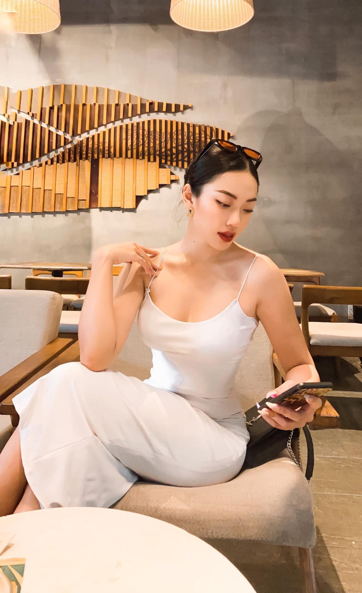 Đường cong mê hoặc người nhìn và ba vòng chuẩn chỉnh của hot girl Quảng Ninh này. Ảnh: FBNV