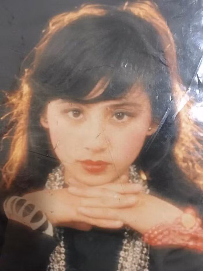 Hình ảnh bố mẹ ngày xưa đủ để lớp trẻ trầm trồ ngưỡng mộ bởi sự trẻ trung, hiện đại, thời thượng từ gương mặt, từ trang phục cho đến thần thái của ba mẹ thời xưa.