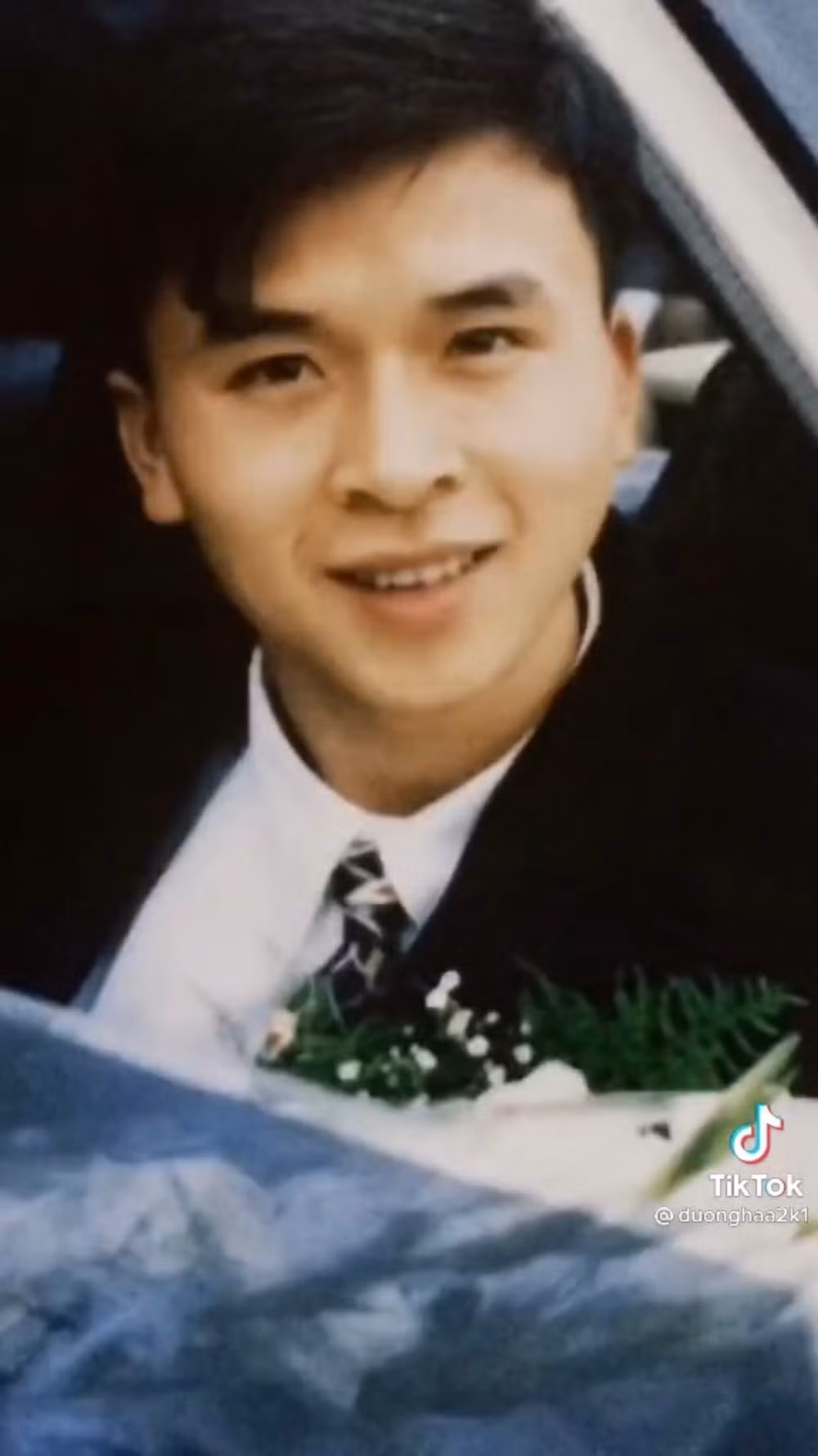 Được biết, bộ ảnh được thực hiện vào năm 1999. Có thể thấy, dù thời gian chụp từ rất lâu, lúc đó không có công nghệ hỗ trợ nhưng không thể phủ nhận ảnh cưới của bố mẹ cô gái này vẫn cực chất lượng.