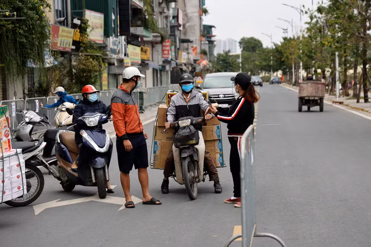 Ha Noi: So ca nhiem tang cao, phuong Phu Do lap chot kiem soat-Hinh-4
