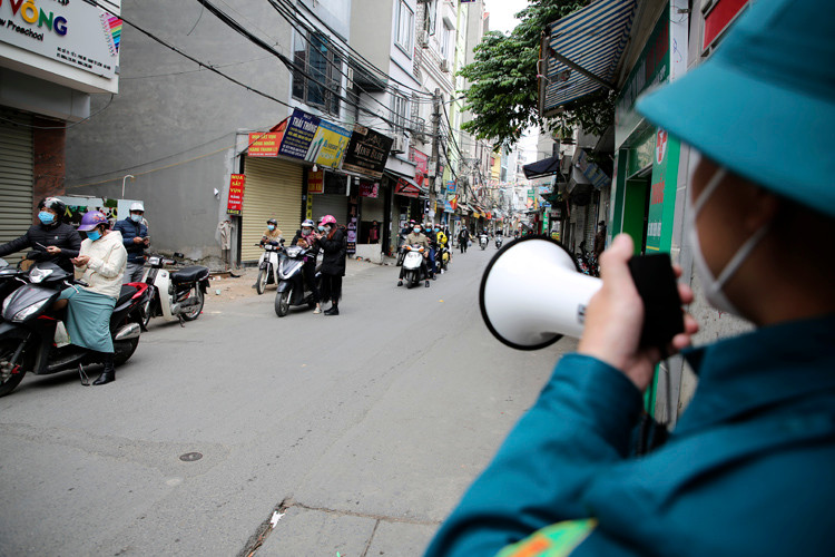 Ha Noi: So ca nhiem tang cao, phuong Phu Do lap chot kiem soat-Hinh-10