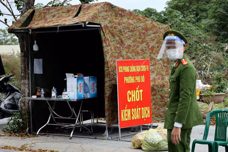 Ha Noi: So ca nhiem tang cao, phuong Phu Do lap chot kiem soat-Hinh-2