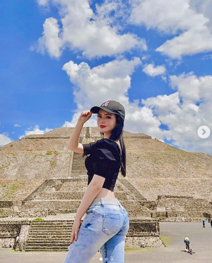 Cô có dáng người mảnh mai cùng gương mặt đậm tính thời trang, vòng eo thon gọn tạo đường cong cơ thể.