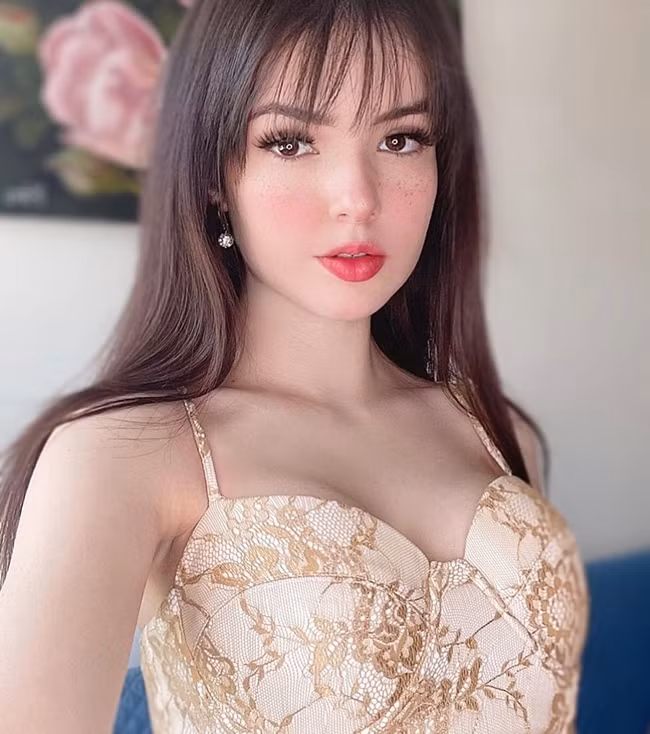 Điểm gây ấn tượng rõ nét là sống mũi cao cùng đôi mắt sâu màu nâu thu hút.