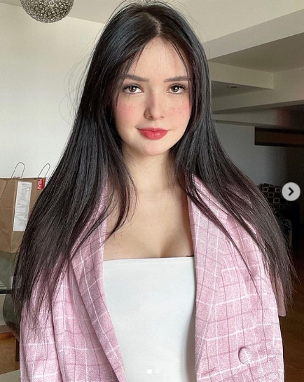 Germaine hút hồn người nhìn với gương mặt đẹp như búp bê, đôi mắt to sáng.