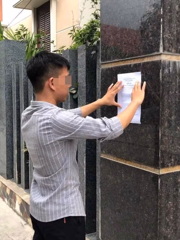 Trước đó, cư dân mạng cũng từng xôn xao trước bảng thông báo tuyển vợ cho con trai. Cụ thể, nội dung bản thông báo ghi rõ: "Cháu đã đủ nhận thức về các hành vi cũng như trách nhiệm của bản thân và đặc biệt rất máu lấy vợ".