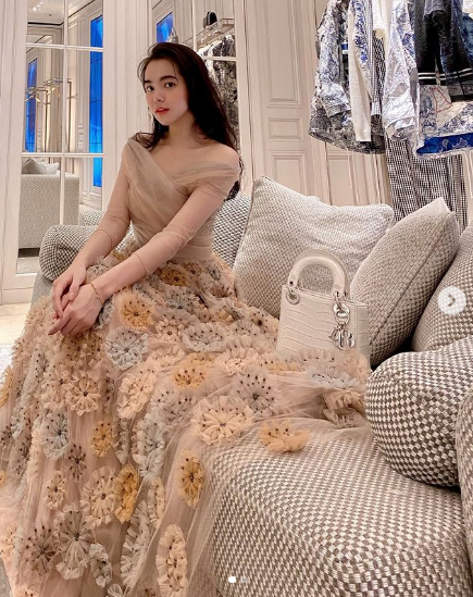 "Bông hồng lai" 3 dòng máu có gu thời trang đa dạng. Cô chuộng những bộ cánh nhẹ nhàng, nữ tính ở đời thường và thỉnh thoảng "đổi gió" bằng các trang phục khoe 3 vòng cân đối.