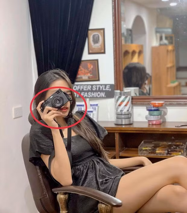 Bên cạnh vẻ ngoài điển trai của Văn Hậu, netizen còn nhanh mắt soi ra chiếc máy ảnh anh chàng cầm trên tay trùng khớp với máy ảnh mà Doãn Hải My thường xuyên sử dụng check - in.