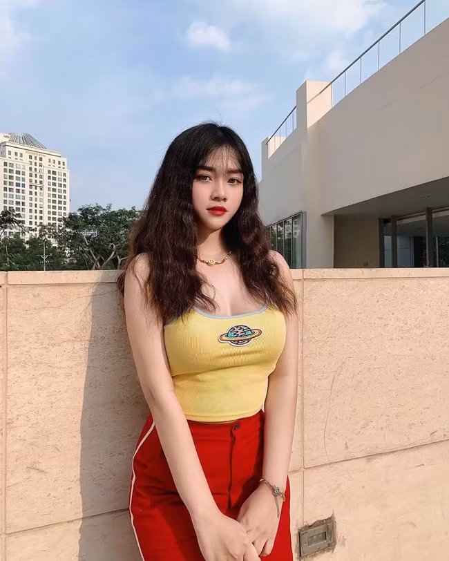 Ngoại hình ấn tượng giúp Thu Thảo nhận được các lời mời làm người mẫu cũng như quảng cáo trên trang cá nhân.