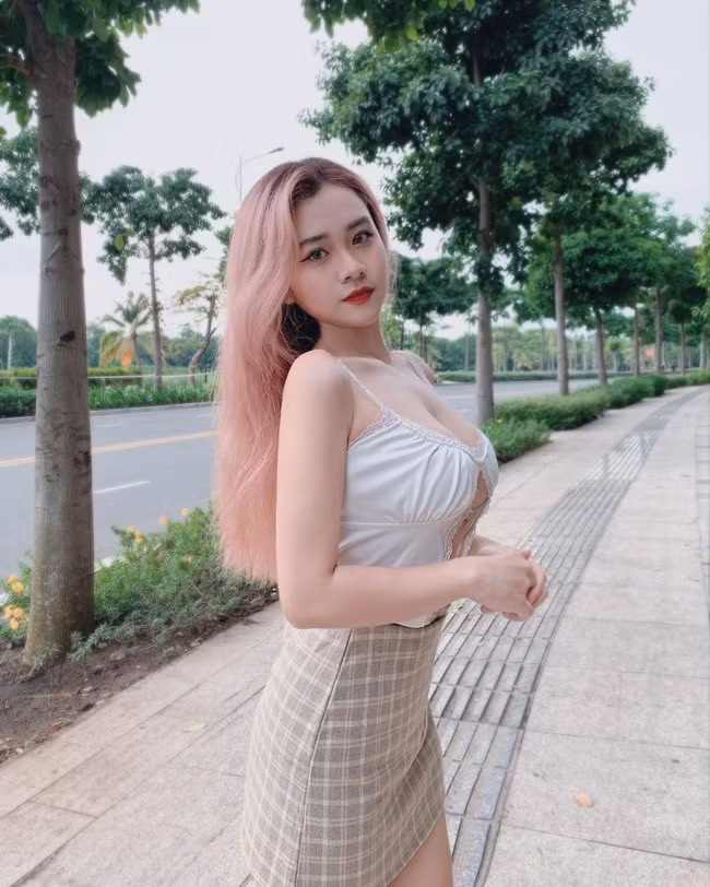 Được biết, cô đang theo học trường Đại học Ngoại ngữ - Tin học TP. Hồ Chí Minh.